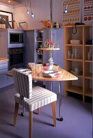 Küche mit viertelkreisförmigem Buchenholztisch, auf Rollen drehbar