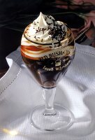 Irish-Coffee mit Whisky im Glas Sahne und Streußel