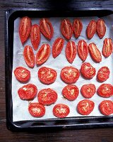 Tomatenhälften werden auf einem Backblech getrocknet