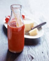 Selbstgemachtes Tomaten-Ketchup in einer Glasflasche