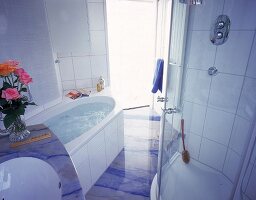 Badezimmer mit Badewanne mit einem Whirlsystem, Dusche u. Waschtisch