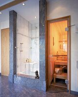 Wellness-Bad mit Dusche und Solarium Fußboden aus Granit