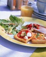 Blätterteig - Tartes -mit Tomaten u. Ziegenkäse, grüner Salat.