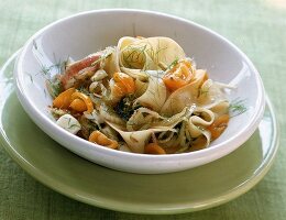 Tagliatelle mit geschmortem Fenchel und Mozzarella.