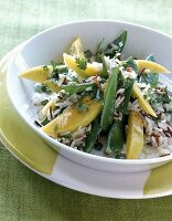 Reissalat mit Zuckerschoten und Mango.