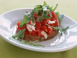 Bauernbrot-Pizza mit Rucola,Tomaten und Mozzaella.