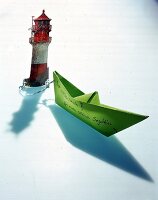 Leuchturm und Papierschiff: Gutschein zum Thema: Segeltörn