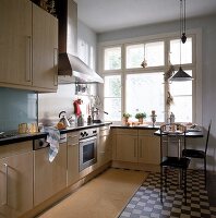 moderne kleine Küche mit Essplatz: Klapptisch, hohe, schmale Stühle