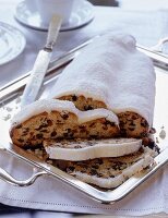 Ein ganzer Christstollen auf einem Silbertablett, 3 Scheiben