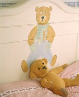 Teddybild auf weißem Holzbett,Teddybär auf dem Kopfkissen