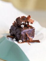 gebackener Schoko-Würfel, überzogen mit Schokolade, reich verziert