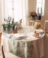 Romantischer Tisch für zwei; weiße Decke u. Geschirr; Häschengebäck