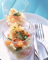 Melonen-Nudel-Salat mit Schinken und Gurke in einem Glas