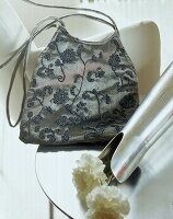 Elegante Handtasche mit Stickerei auf silbergrauem Satin