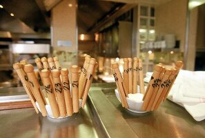 Klammern kennzeichnen die Rechnung pro Tisch in "Spoon" in Paris