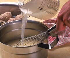 Butter im Topf, Mehl u.Wasser dazu u. mit e. Schneebesen gerüht