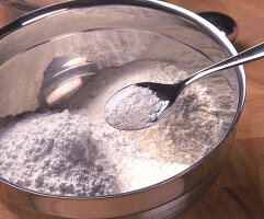 Mehl in einer Metallschüssel, Ausbackteig anrühren.Step: 1
