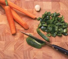 Gemüse vorbereiten, grüne Paprika, Möhren und Knoblauch schneiden.Step3