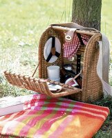 Rattan Picknickkorb mit Schulterriemen.