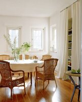 Eßzimmer, schlicht, mit Holztisch, Rattansesseln und Regal für Geschirr