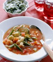 Italienische Minestrone mit verschiedenen Gemüsesorten