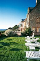 Hotel und Restaurant dicht am Meer, mit Garten und Liegestühlen