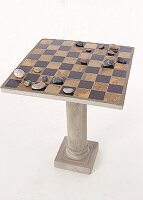 Viereckiger Tisch mit Schachbrett.X 
