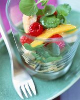 Im Glas: Salat mit Brunnenkresse, Orangenfilets und frischen Himbeeren