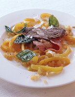 Gefüllte Minutensteaks mit geschmortem Paprika