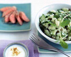 Orientalischer Couscous-Salat mit Salatgurke und Minze