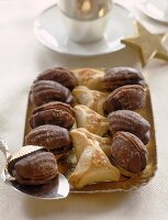 Schokoladenplätzchen in Muschelform, Marzipan-Hütchen