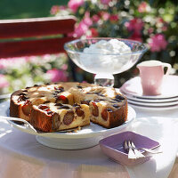 Pflaumen-Mandel-Kuchen mit versunkenen Früchten, Unschärfe