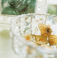 Close-up:  Schale aus Drahtgeflecht, Perlen und Glasprismen