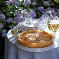 Französischer Apfelkuchen mit Apfelscheiben auf Blätterteig