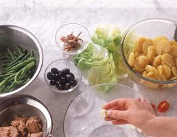 Salat Nicoise - Step 5 Schüssel mit Knoblauch ausreiben
