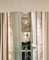 Romantische Fensterdekoration mit Faltrollo und Vorhang, englisch