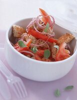 Tomatensalat mit Thunfisch und Zwiebeln