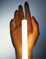 Hand, beleuchtet von einem Lichtstab "Ultima II"