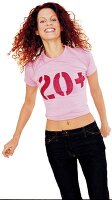 Hüpfende Frau trägt rosafarbenes T-Shirt mit "20 +"- Aufdruck