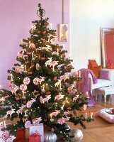 Weihnachtsbaum im nordischen Stil mit Gebäck geschmückt
