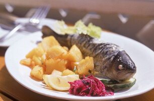 eingelegter gekochter Fisch mit Brat kartoffeln und Rotkohl