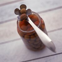 Eingelegte Oliven im Glas,Speziallöf fel mit Oliven auf dem Glas