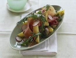 Salat aus marinierten Kartoffeln, Rauke, Radieschen+Schinken