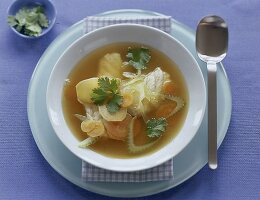 klare Fischsuppe mit Fenchelscheiben Möhren, Zwiebeln, glatte Petersilie
