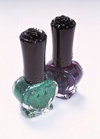 Trendnagellack in grün und lila von Anna Sui, Freisteller