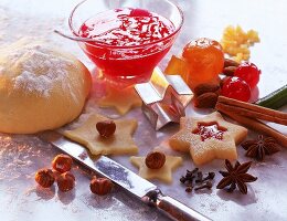 Zutaten für Weihnachtsplätzchen: Teig, Marmelade, Gewürze, Früchte