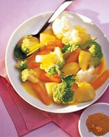 Gemüsecurry mit Bluhmenkohl, Möhre und Kartoffel im tiefen Teller