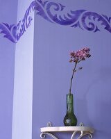 Violette Tapete mit breiter Bordüre 