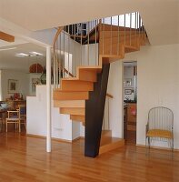 Treppe aus Buchenholz mit schwarz lackiertem Holzpfeiler