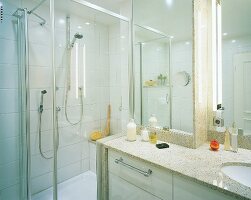 Waschtisch aus Granit,Spiegelfläche Dusche m. Glasabtrennung